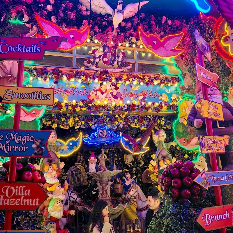 Little Kook Atena — cafenea cu decor teatral în cartierul Psiri