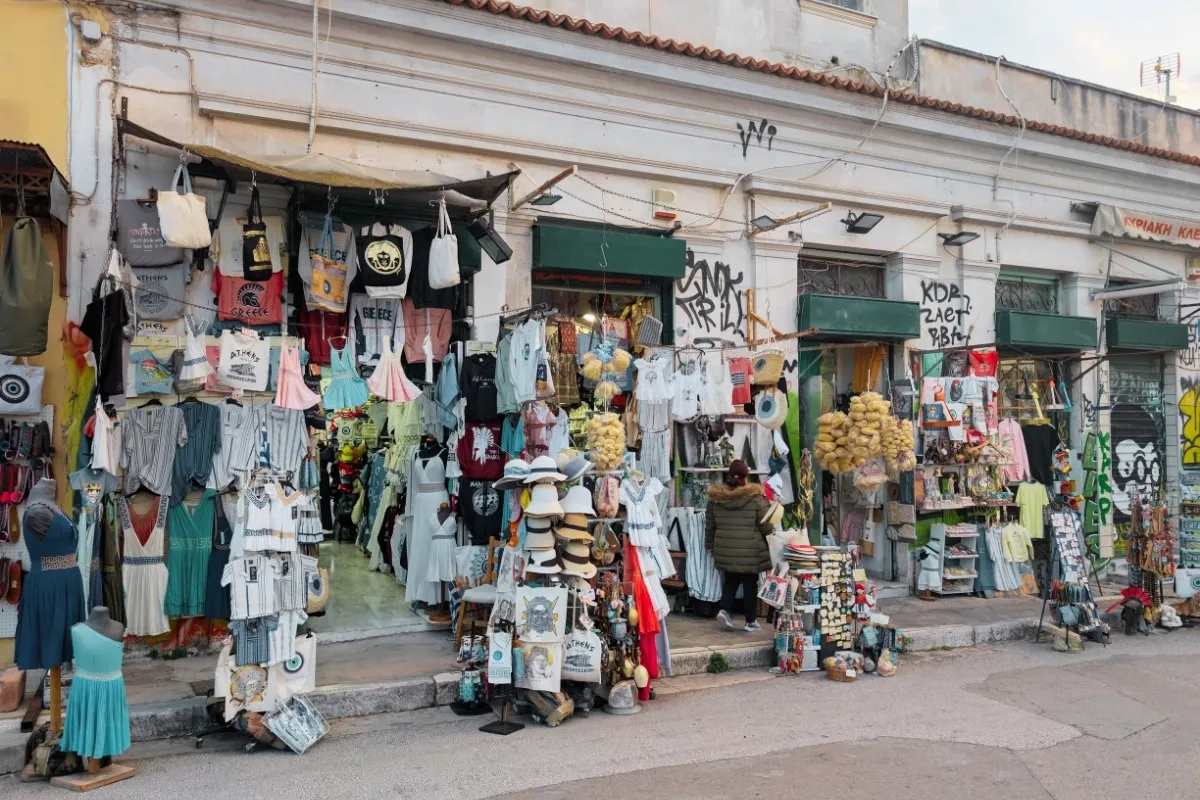 Magazine de suveniruri în Piața Monastiraki din Atena — atenție la prețuri