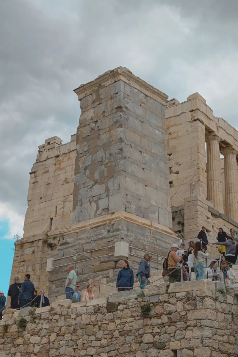 Monumentul lui Agrippa — intrarea în Acropola din Atena