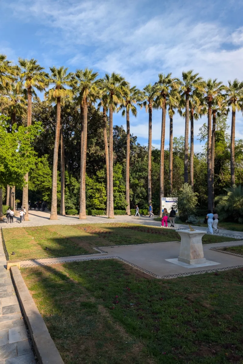 Palmieri și ceasul solar în Grădinile Naționale din Atena