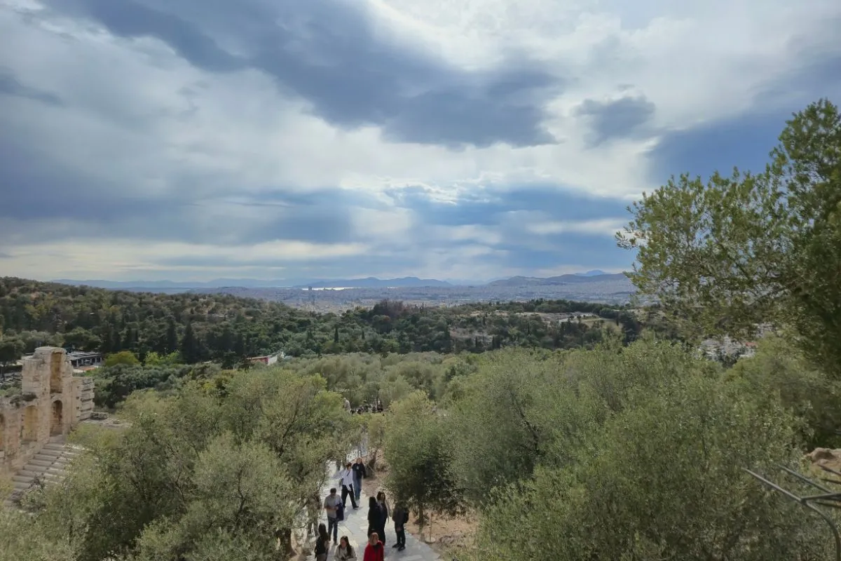 Panoramă asupra Atenei de la Acropola — vedere spre cartierul Anafiotika și centrul orașului