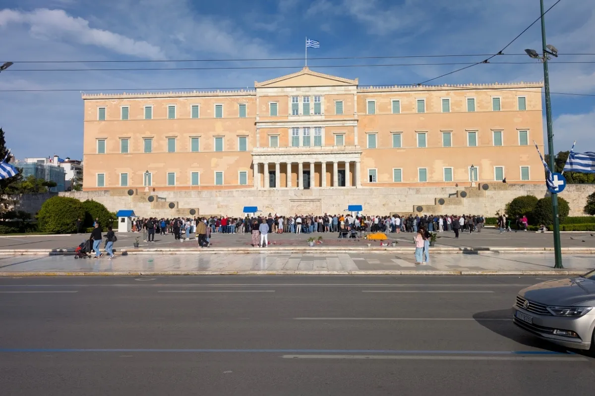 Piața Syntagma din Atena — inima capitalei Greciei cu clădirea Parlamentului