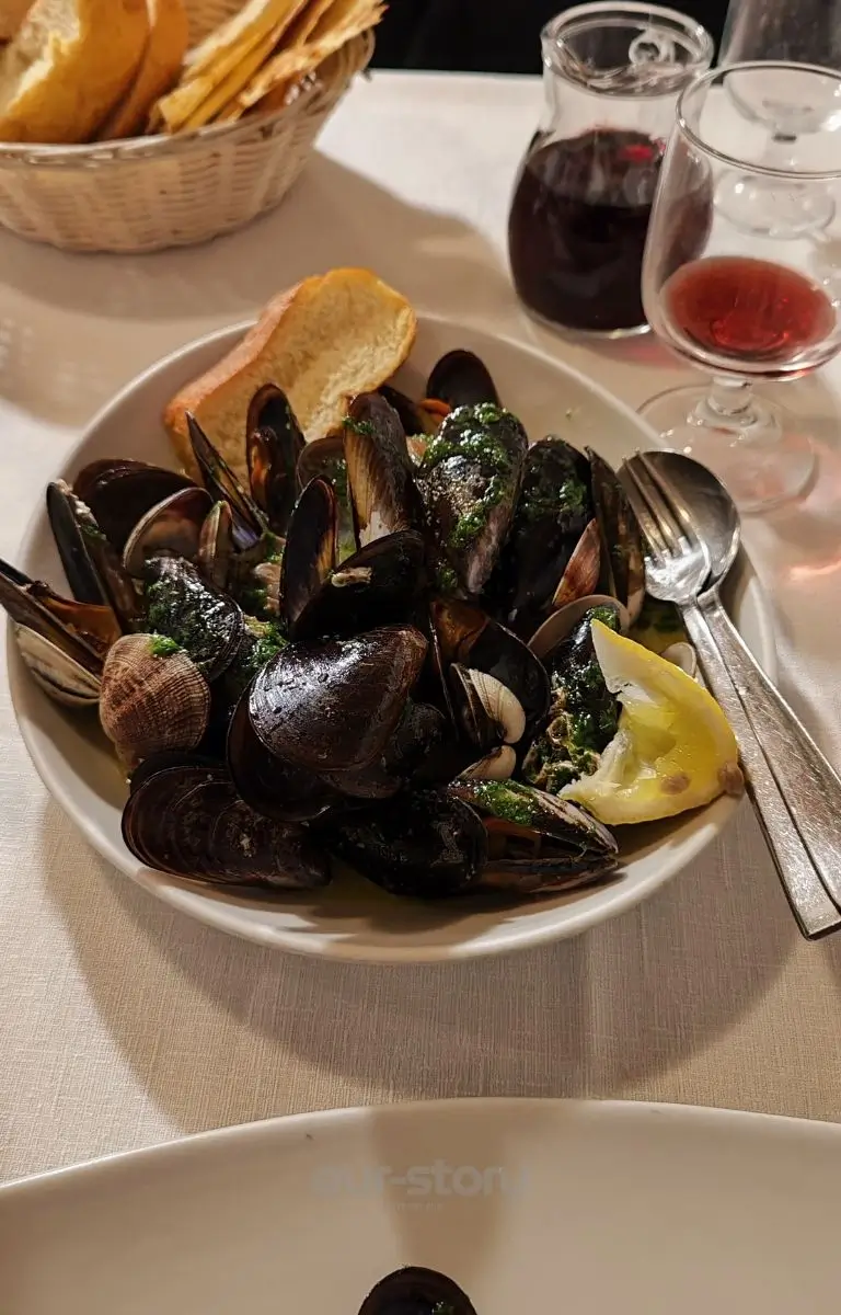 5 obiective turistice pe care sa nu le ratezi in Alghero 25 O farfurie plina de scoici la un restaurant traditional din Alghero