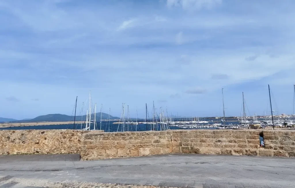 5 obiective turistice pe care sa nu le ratezi in Alghero 13 Portul Alghero vazut de pe Bastioane