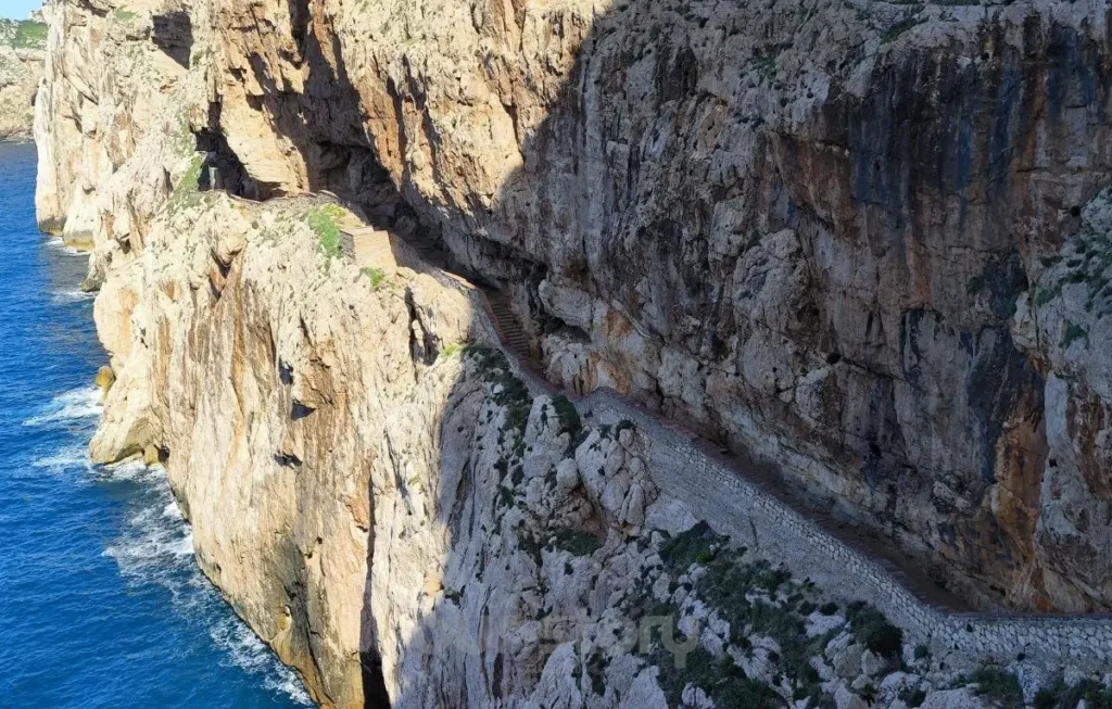 5 obiective turistice pe care sa nu le ratezi in Alghero 21 Cele 654 trepte pe Escala del Cabriole pentru a ajunge la Grotta del Nettuno