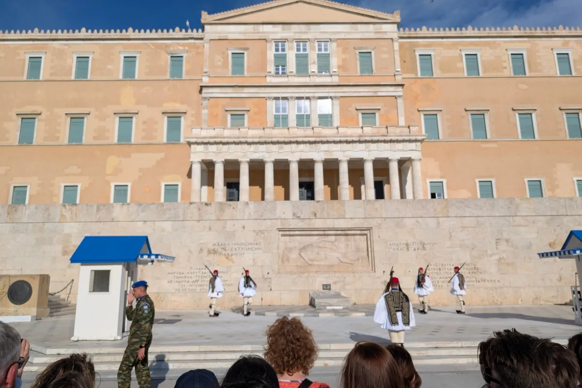 Ceremonia schimbării gărzii în Piața Syntagma din Atena — evzoni în uniforme tradiționale