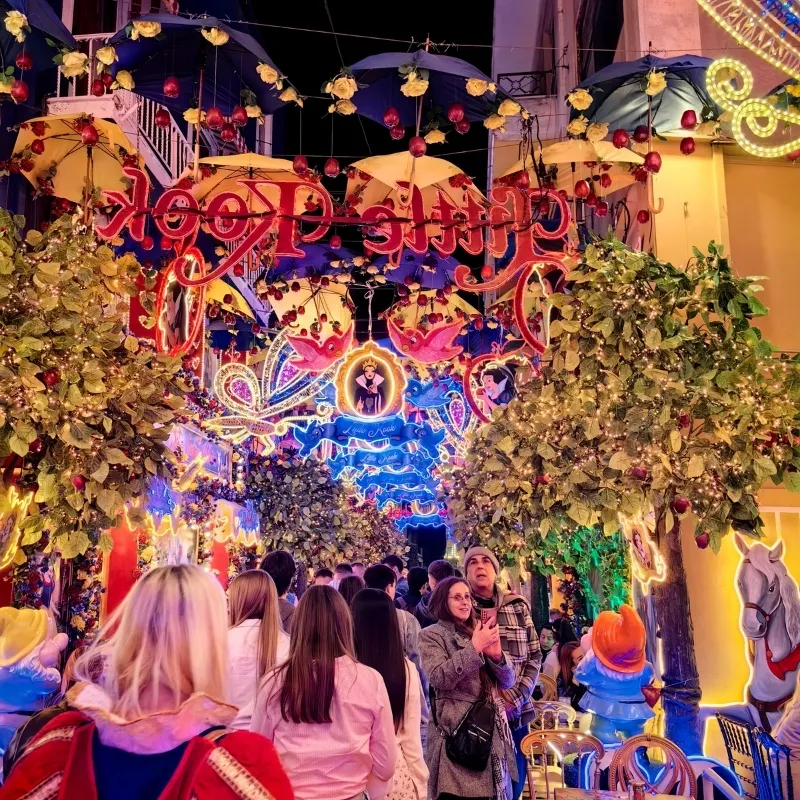 Stradă ornată din Psiri lângă Little Kook — unul dintre cele mai colorate locuri din Atena