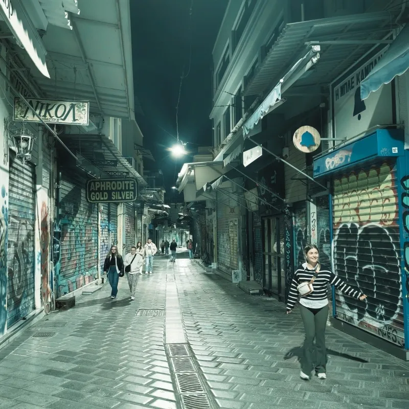 Stradă din cartierul Psiri din Atena — street art și atmosferă bohemă