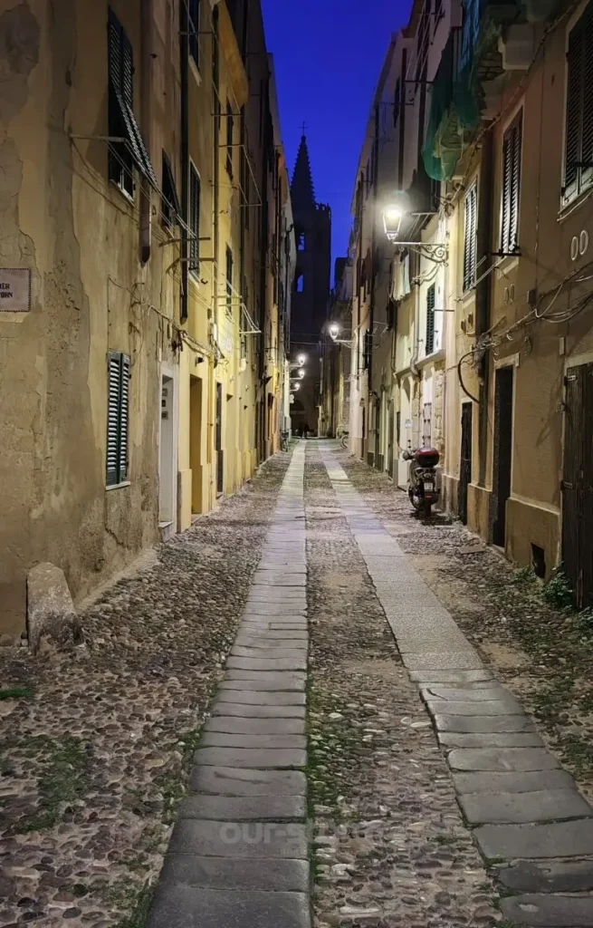 5 obiective turistice pe care sa nu le ratezi in Alghero 2 Strazile orasului Alghero in off season