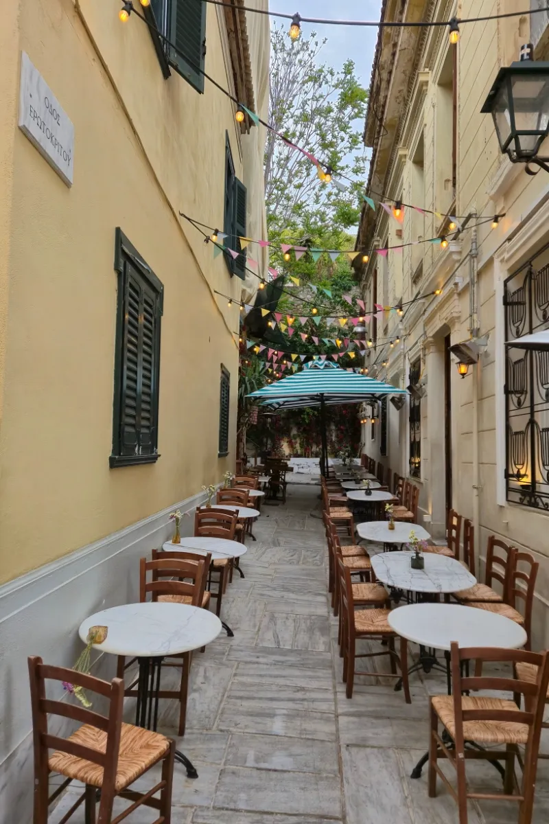 Terase cozy în cartierul Plaka din Atena — locul perfect pentru o cină grecească