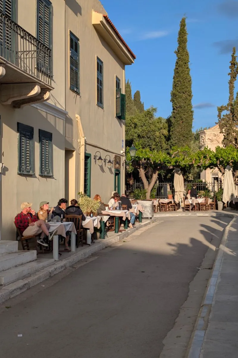 Turiști la terasele din jurul Agorei Romane din Atena