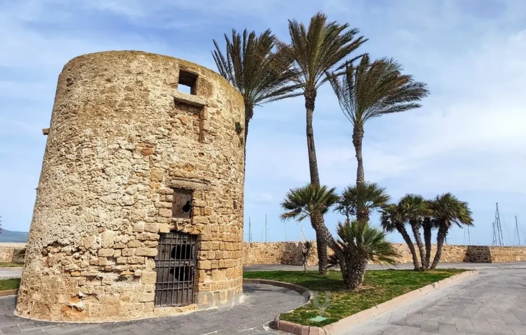 5 obiective turistice pe care sa nu le ratezi in Alghero 14 Turn medieval in Alghero