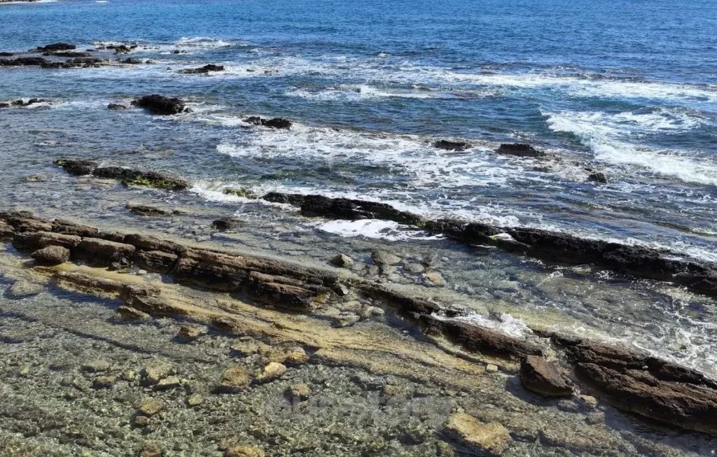 5 obiective turistice pe care sa nu le ratezi in Alghero 6 Imagine cu valurile marii izbindu-se de bastioanele cetatii Alghero in martie