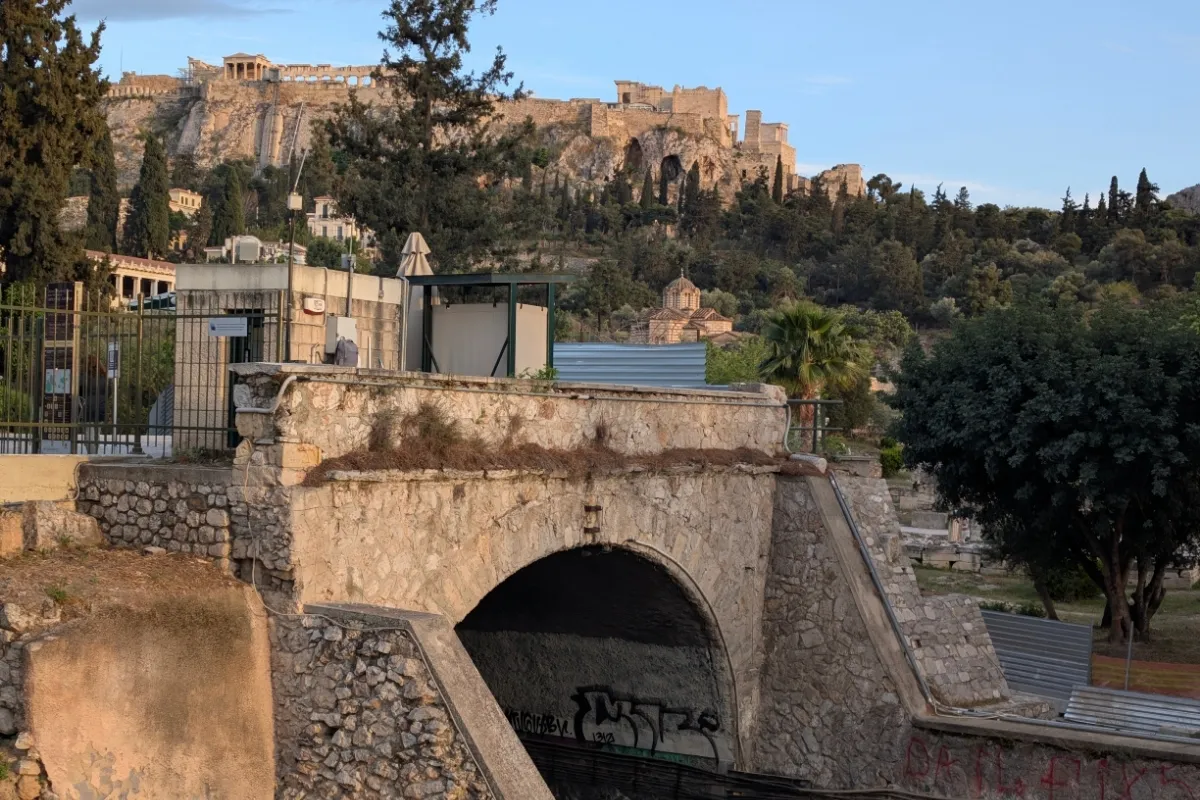 Vedere spre Acropola din Piața Monastiraki — Atena