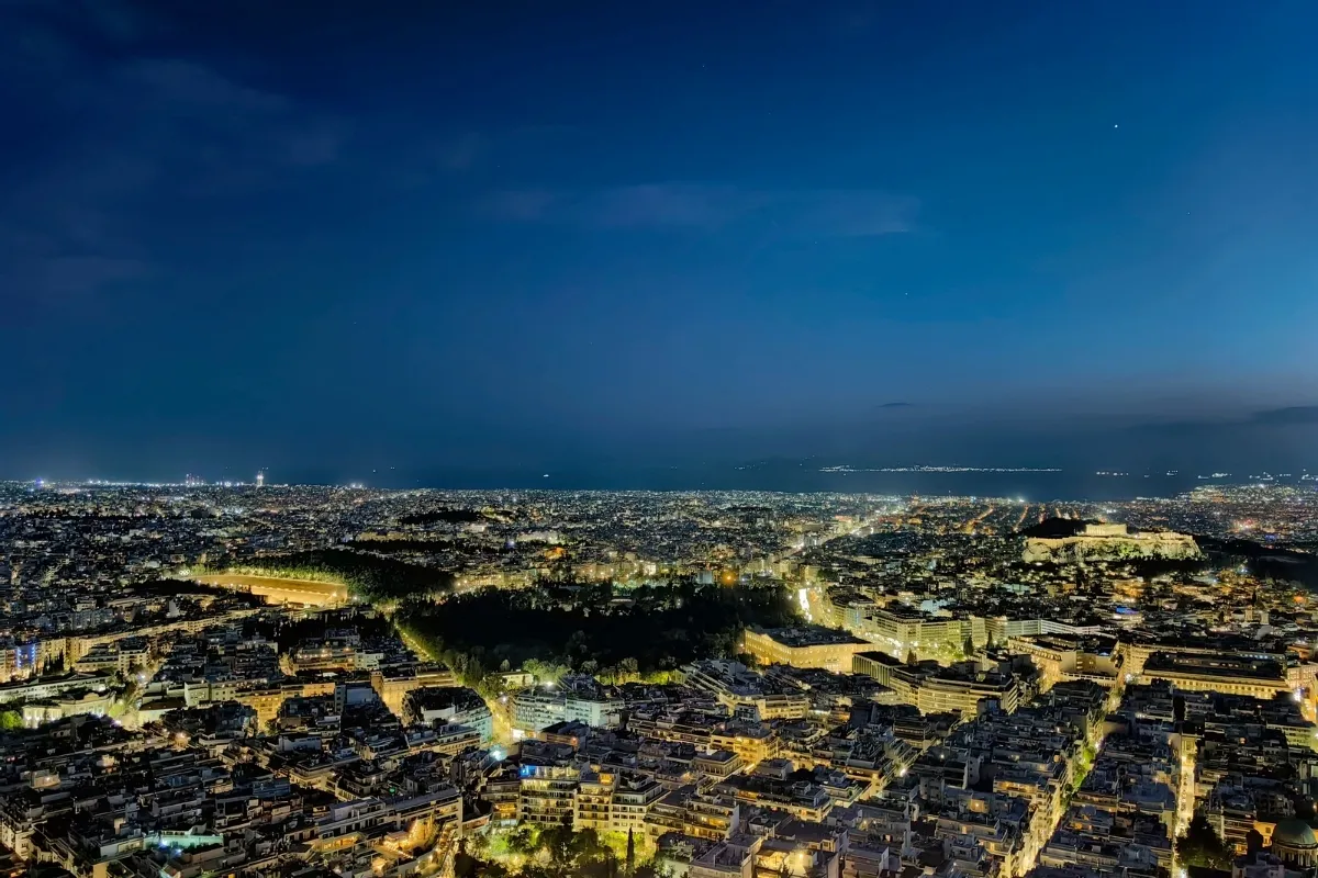Vedere nocturnă asupra Atenei de pe Dealul Lycabettus — cea mai spectaculoasă panoramă din capitala Greciei