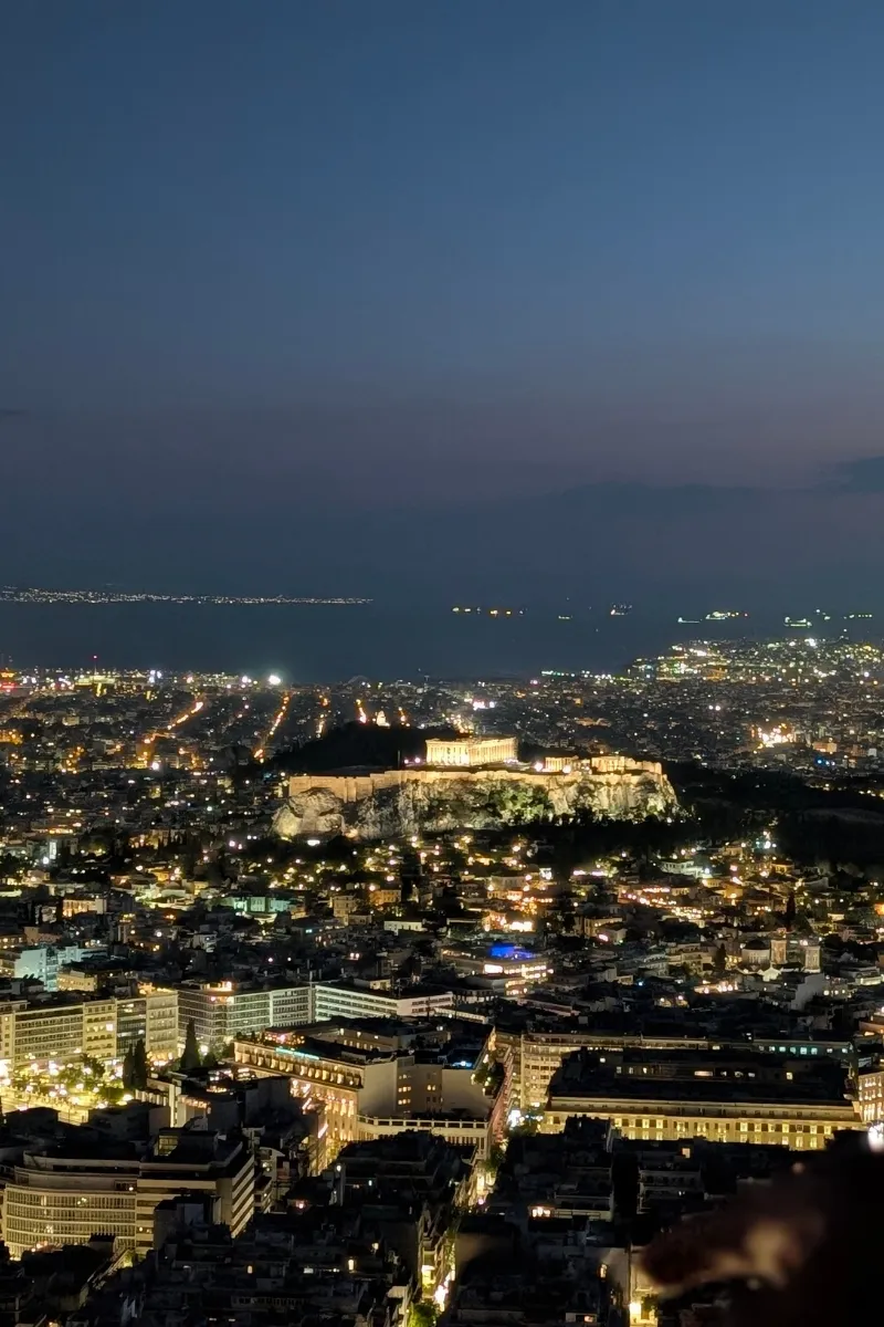 Vedere nocturnă asupra Atenei de pe vârful Muntelui Lycabettus