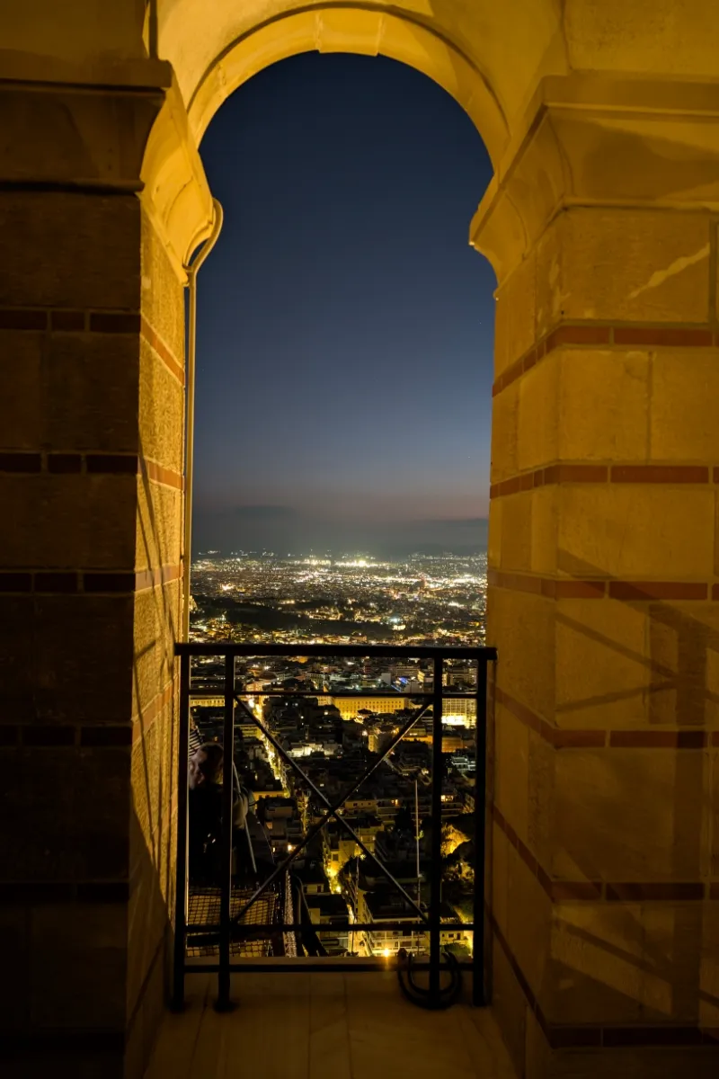 Panoramă nocturnă a Atenei surprinsă de pe Muntele Lycabettus — obiectiv turistic iconic