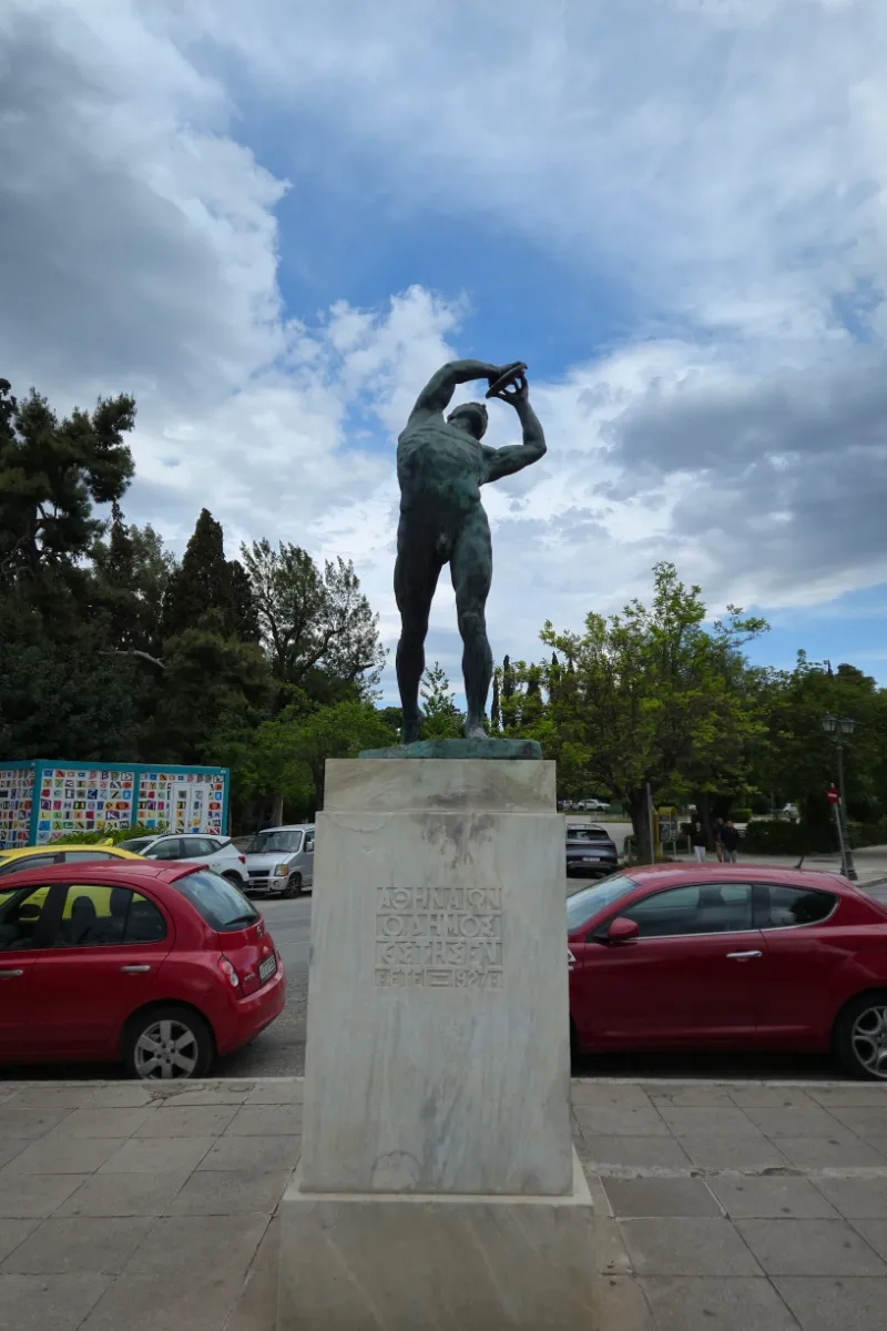 Replica Discobolului — Aruncătorul cu discul, expus la Stadionul Panathenaic din Atena