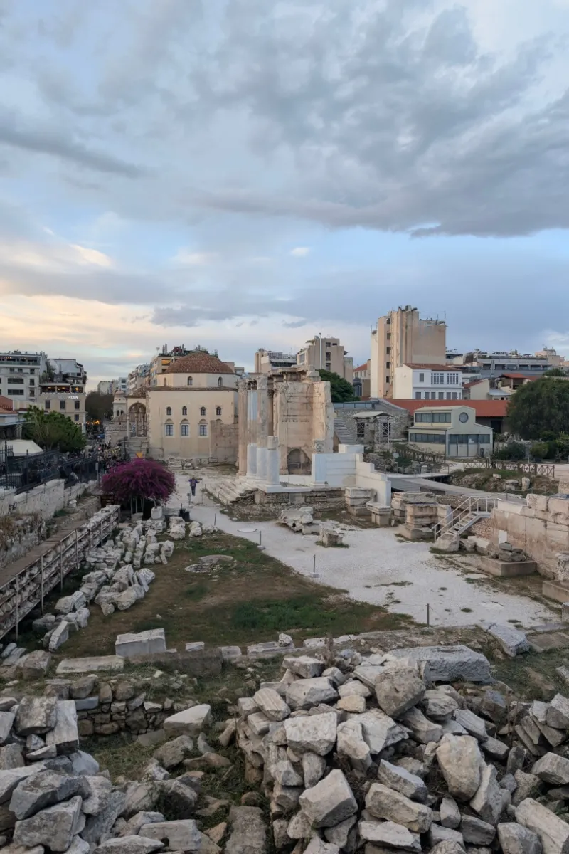 Coloane și ruine din Biblioteca lui Hadrian — obiectiv turistic gratuit în Atena