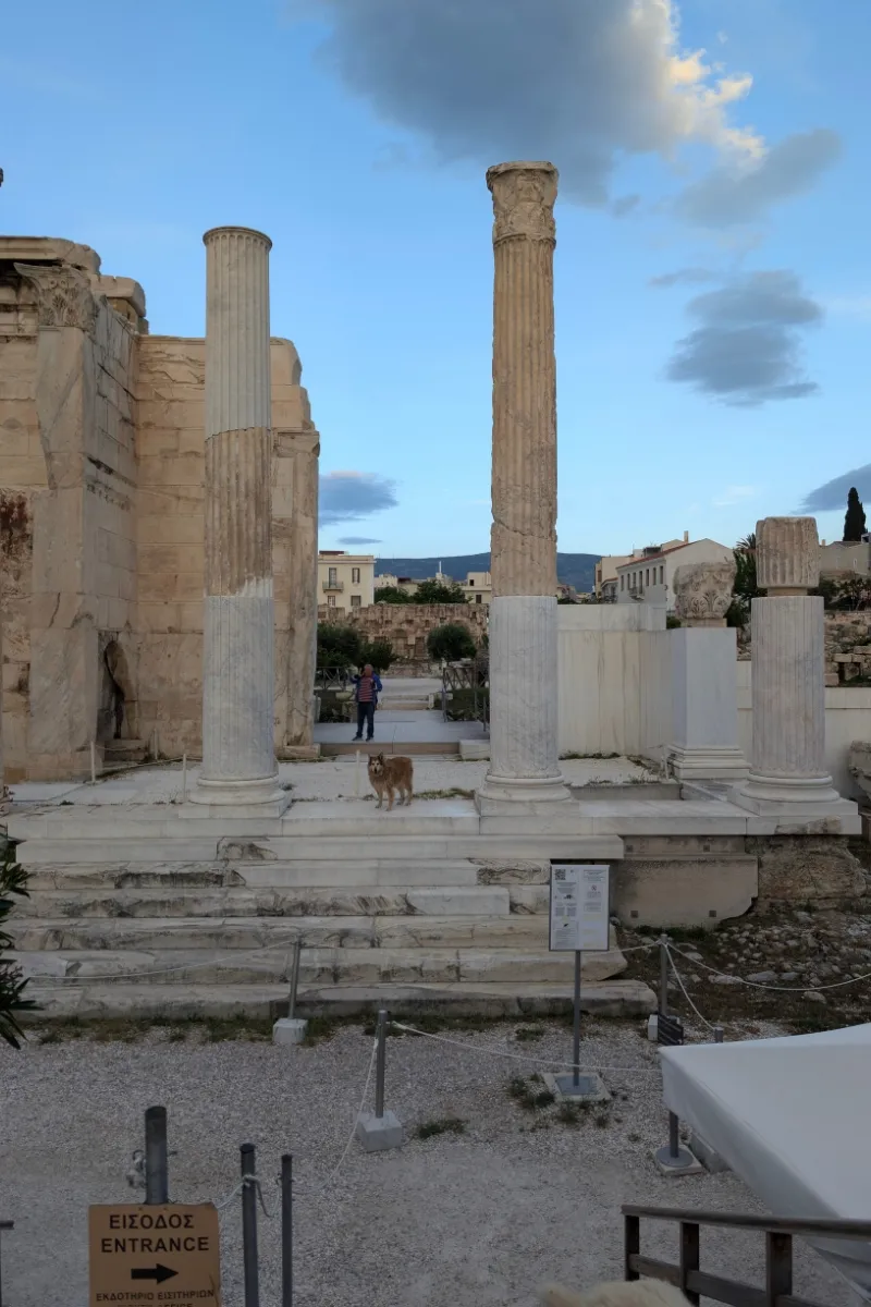 Ruinele Bibliotecii lui Hadrian din Atena — sit arheologic lângă Piața Monastiraki