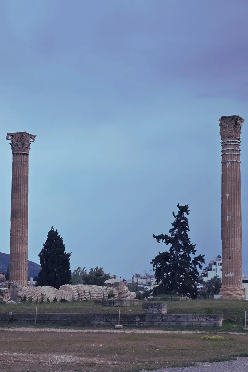 Ruinele Templului lui Zeus Olimpianul din centrul Atenei — coloane antice impresionante