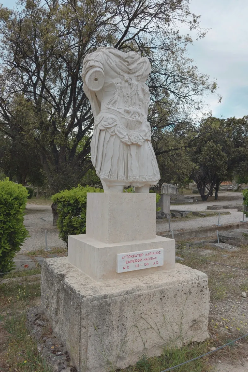 Statuia împăratului roman Hadrian din Agora Antică din Atena