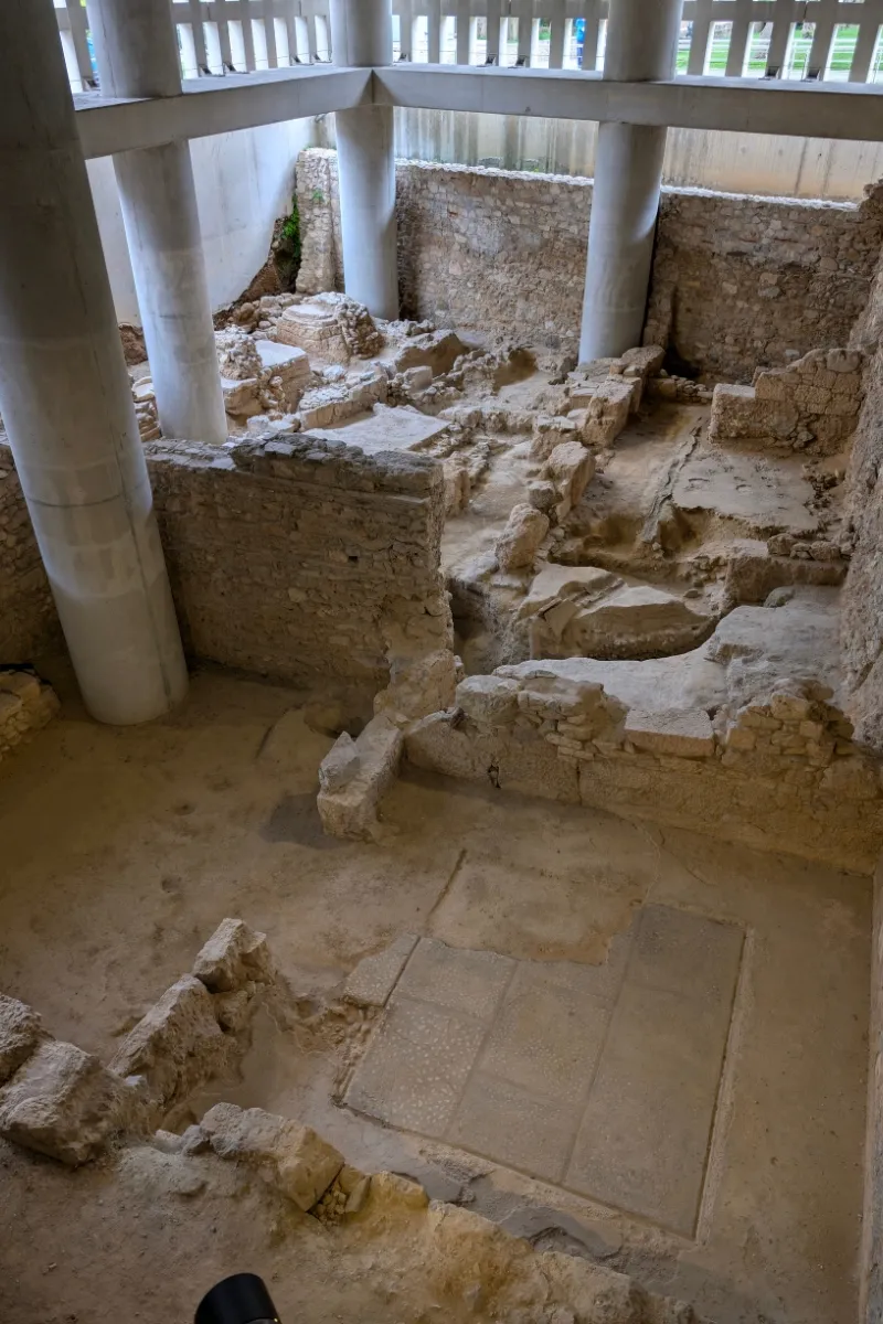 Vechiul cartier atenian vizibil prin pardoseala de sticlă a Muzeului Acropole