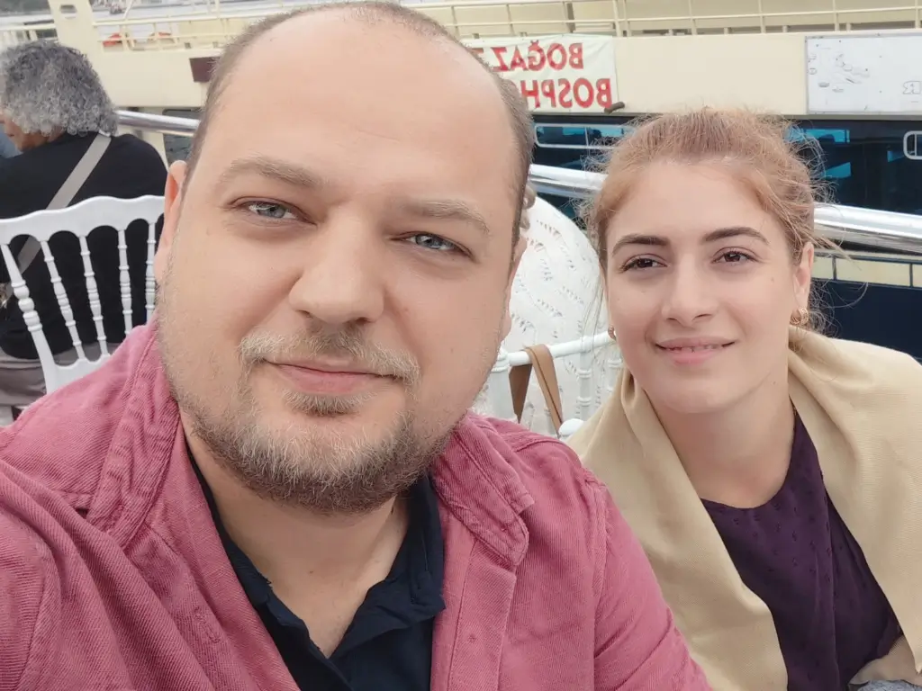 Croaziera de Zi: Spre Insulele Prinților cu Claudia eu și Claudia, bucurându-ne de croaziera de zi spre Insulele Prinților, pe puntea unui vas, cu marea cristalină și peisajul pitoresc la orizont în timpul călătoriei din Istanbul.