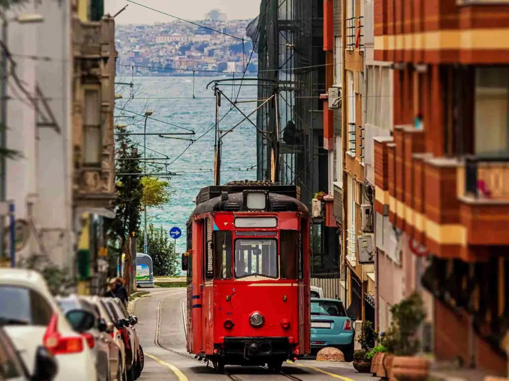 Imagine cu vestitul si faimosul Tramvai rosu din Istanbul, Piata Taksim
