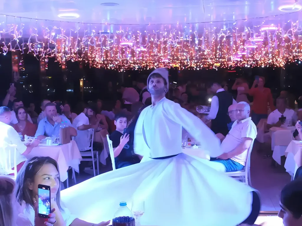 Dervis dansand pe vasul de croaziera pe Bosfor