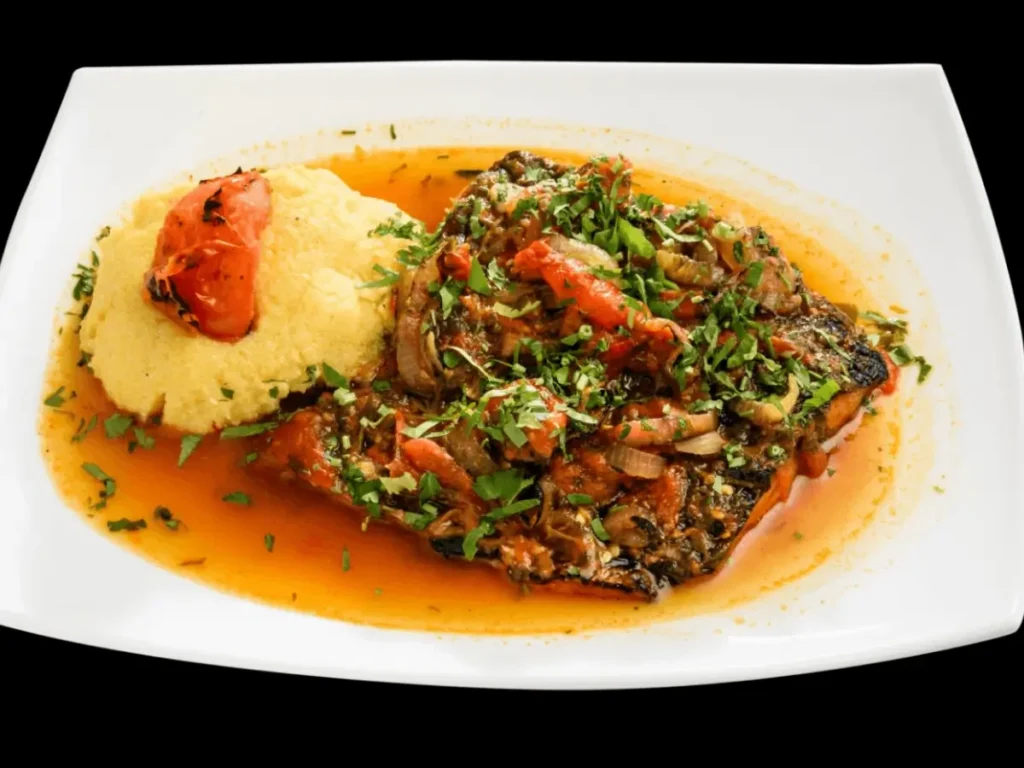 Farfurie de saramura de peste cu mamaliguta calda