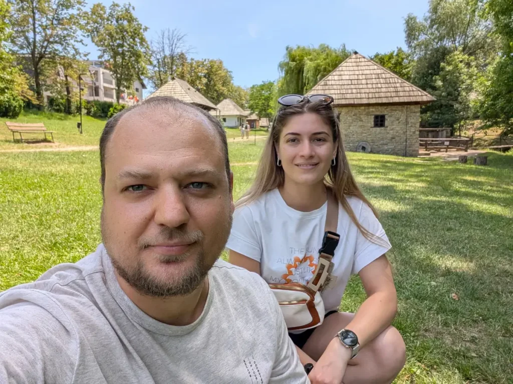 Our-story.ro | Ghiduri de Călătorie, Itinerarii Detaliate & Sfaturi de Buget 3 Noi doi in curtea Muzeului Satului Bucovinean din Suceava