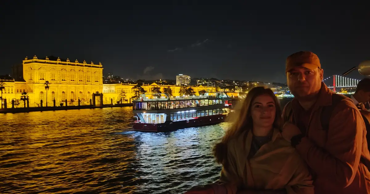 Recenzie Istanbul ePass 2025: Merită Banii? (Calcule Reale + Experiența Noastră) 1 noi pe croaziera si palatul dolmabahce in spate