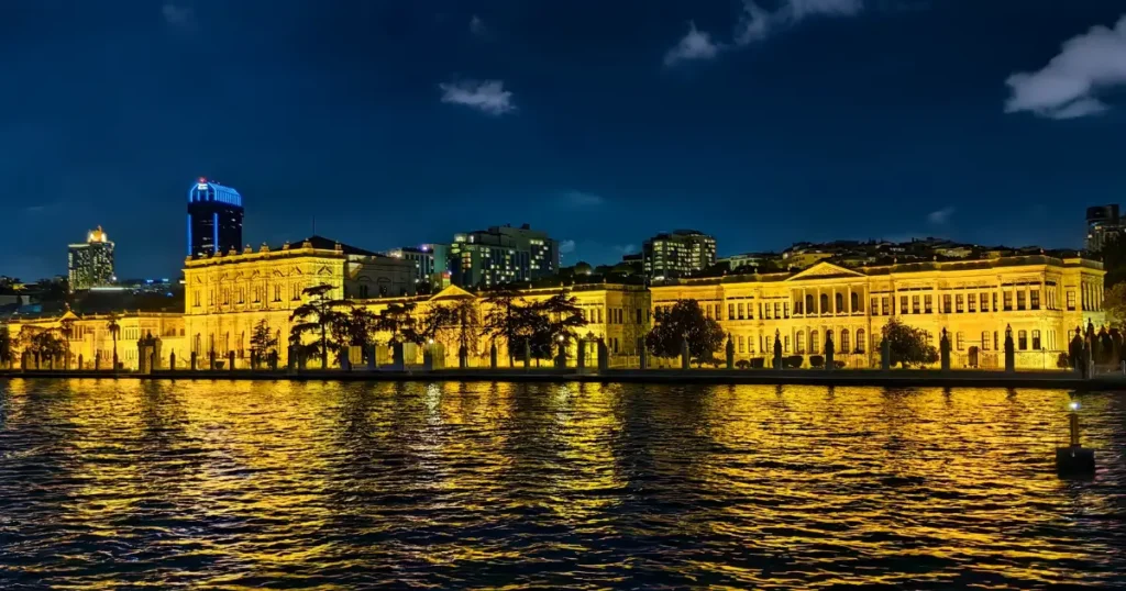 palatul dolmabahce vazut de pe vasul de croaziera