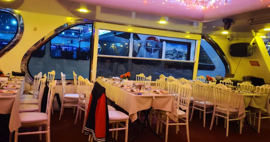 restaurant croaziera noapte