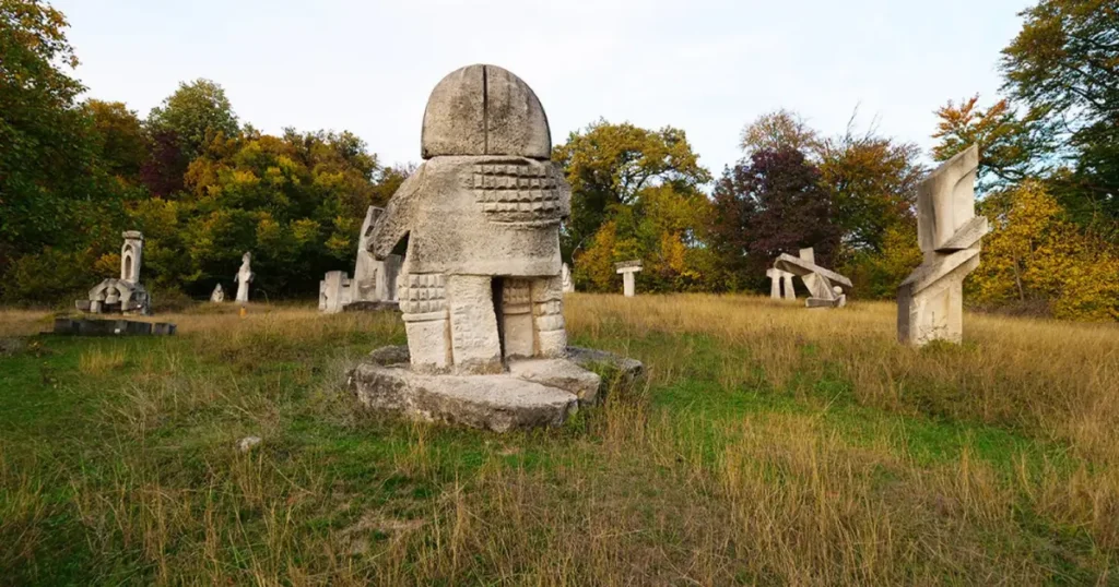 Atractii turistice Buzau - Cele mai populare obiective turistice 4 tabara de sculptura magura buzau