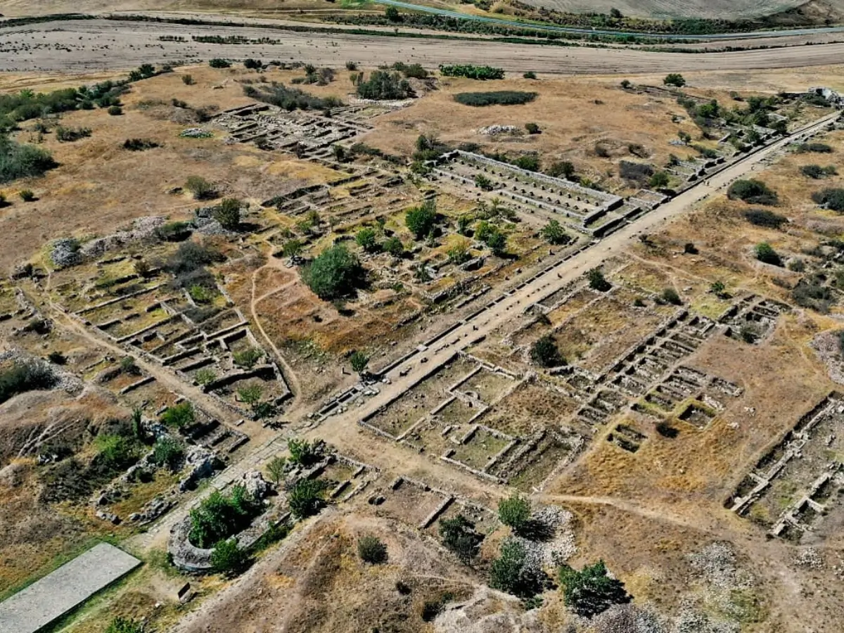 Ruinele Cetății Adamclisi, monument istoric și fortificație antică în Dobrogea, cu ziduri de piatră și peisaj rural în jur