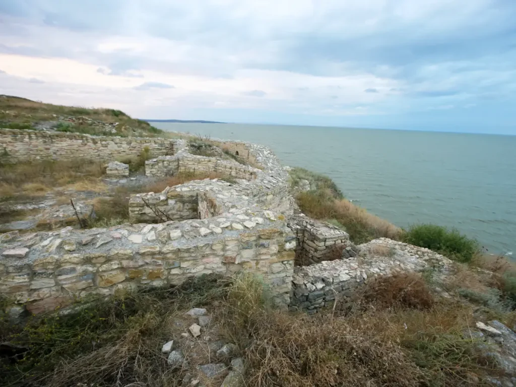 Cele mai importante 5 cetăți istorice de vizitat din Dobrogea 3 Ruinele Cetății Argamum, veche așezare greco-română pe malul Mării Negre, cu ziduri de piatră și vegetație înconjurătoare