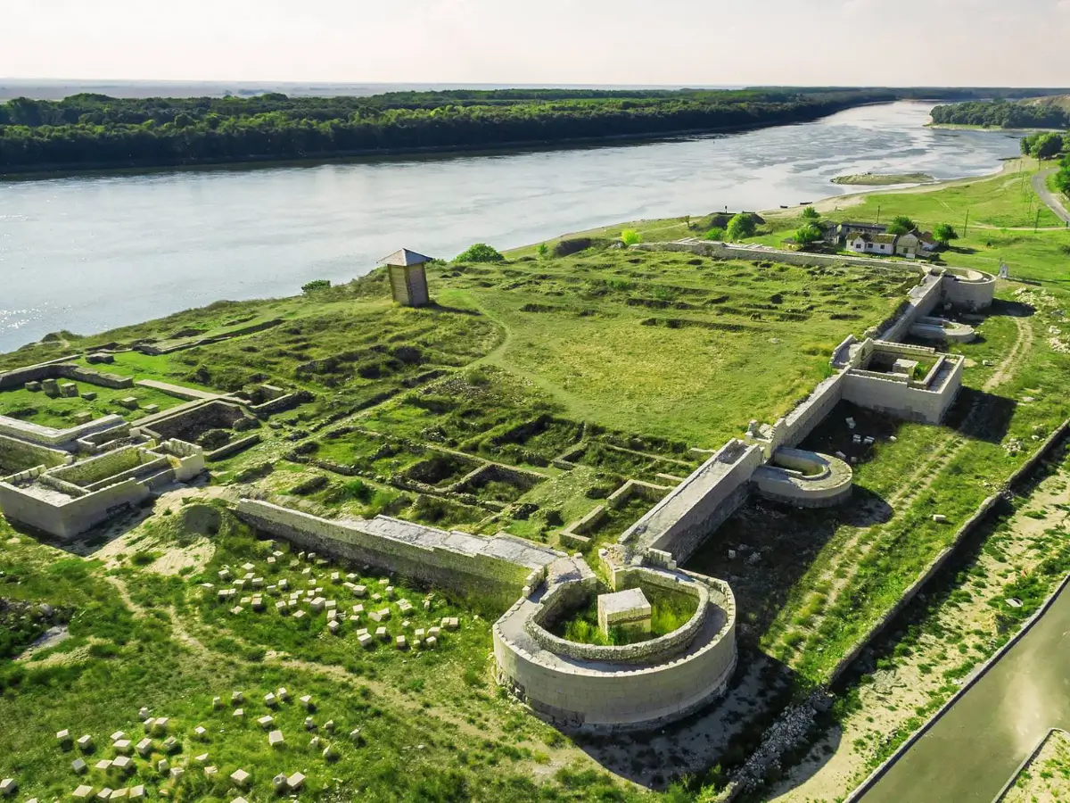 Ruinele Cetății Capidava, fortificație romană pe malul Dunării, cu ziduri masive și turnuri pătrate în peisaj natural