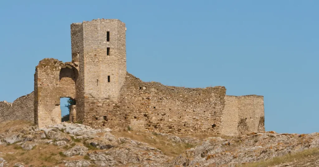 Cele mai importante 5 cetăți istorice de vizitat din Dobrogea 2 Cetatea Enisala Dobrogea
