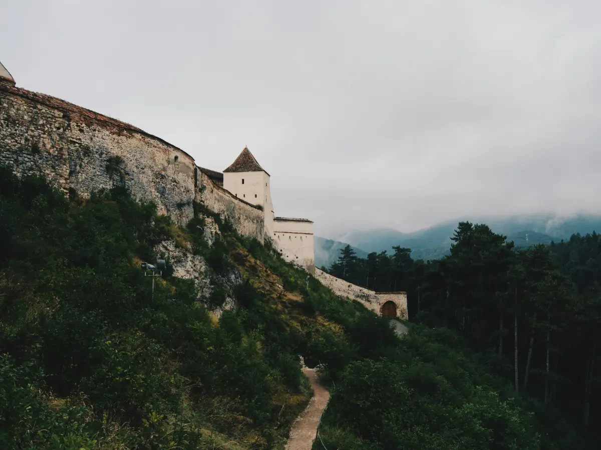 Cetatea Rasnov din Brasov, sub ceata