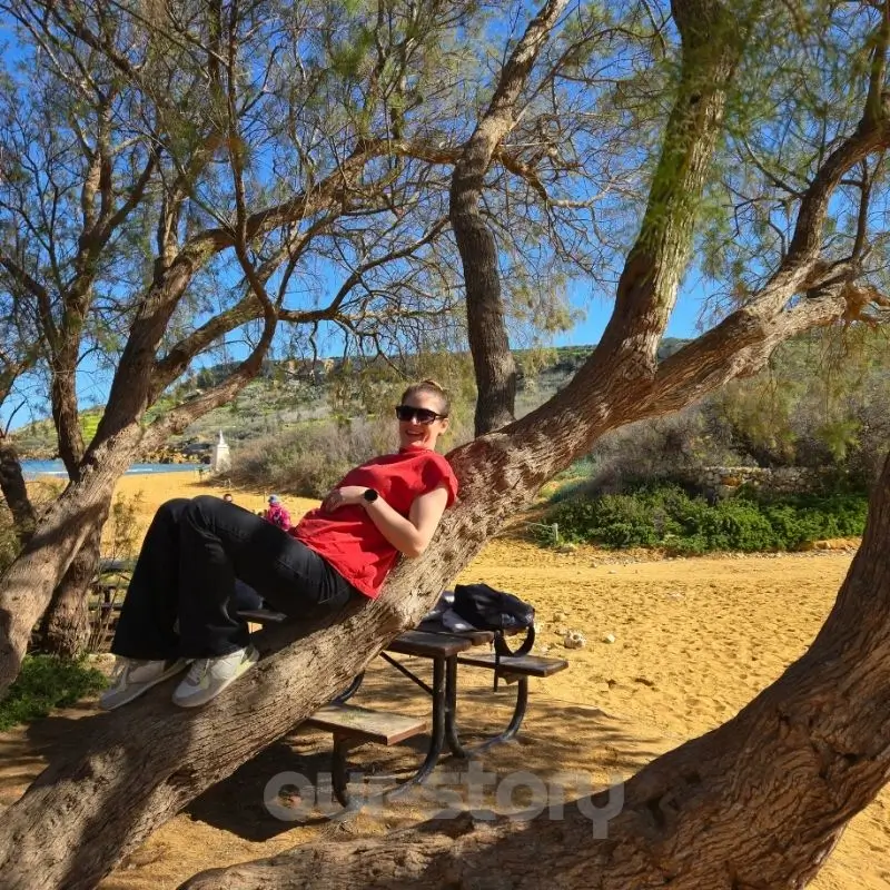 Claudia relaxandu-se pe plaja Il Ramla de pe Insula Gozo