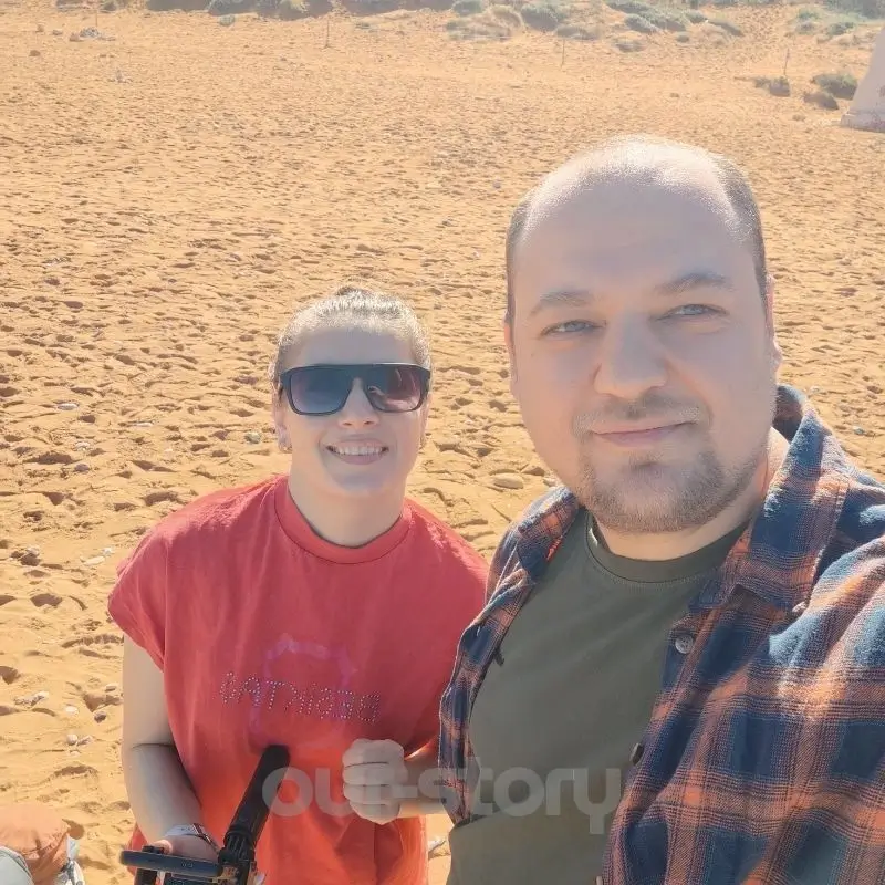 Eu si Claudia, selife pe plaja Ramla de pe Insula Gozo