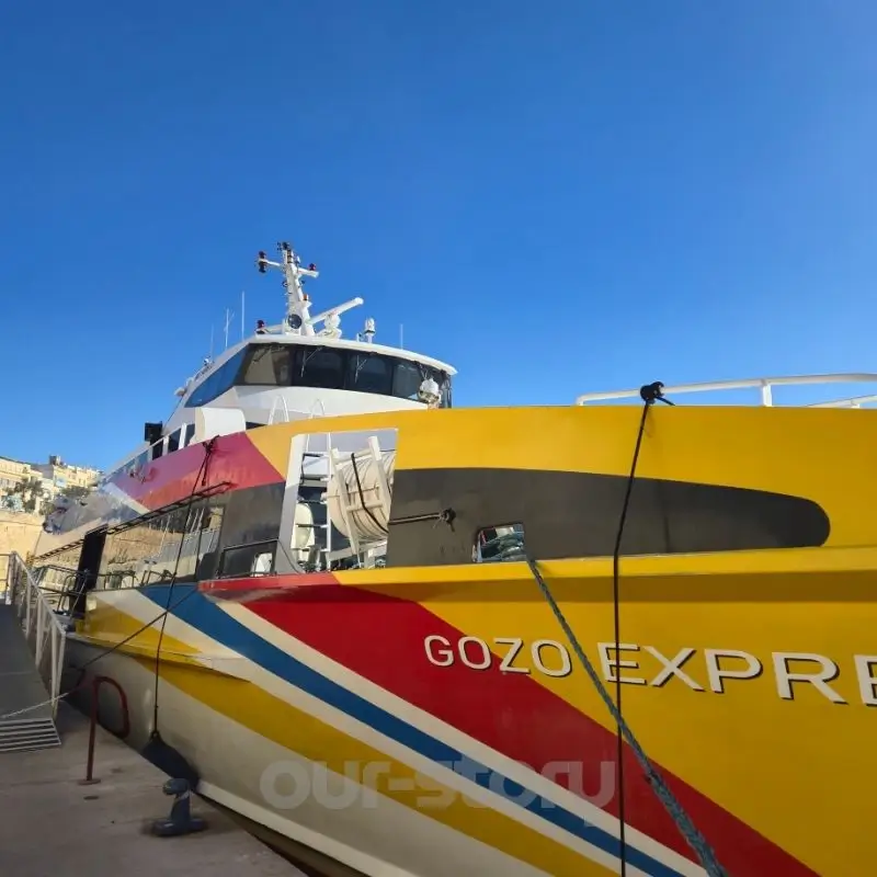 Feribotul Gozo Express Fast Ferry ancorat în port, gata de plecare spre Insula Gozo.