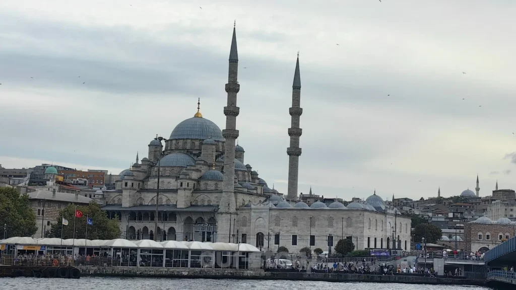 Moscheea Nouă Istanbul (Yeni Camii) la malul apei în zona Eminönü