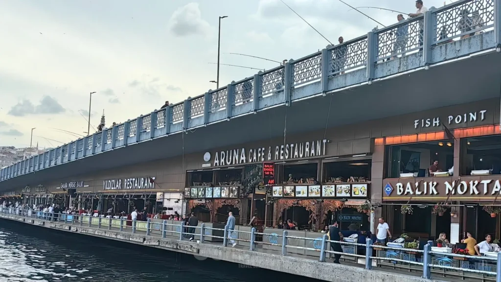 Restaurante cu pește sub Podul Galata Istanbul și pescari de pe Cornul de Aur