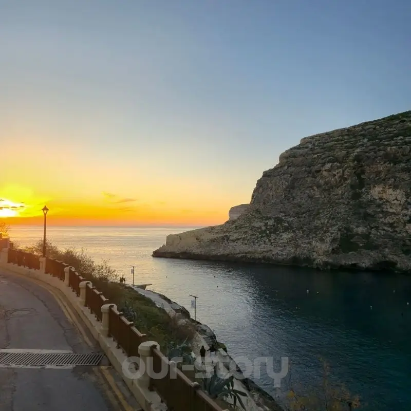 O imagine spectaculoase a Golful Xlendi vazut la apus