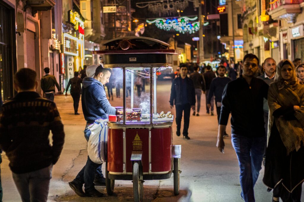 Food street pe strada Istiklal din Istanbul - Piata Taksim
