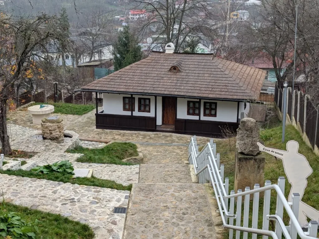 Bojdeuca Ion Creanga Iasi muzeu memorial casuta traditionala acoperis maro