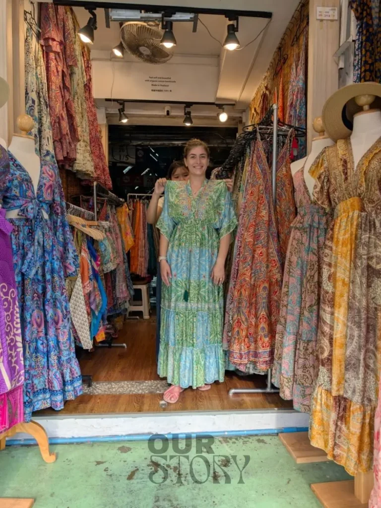 Claudia probând o rochie pentru city break, pregătiri de vacanță